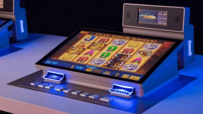 Which Feature Bar and Holding Options Are Available for Slot Games?